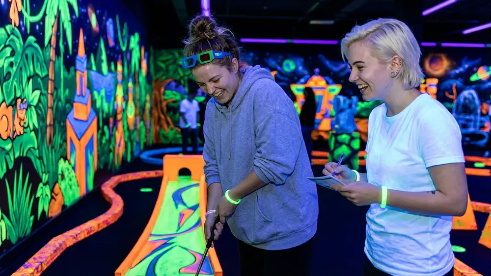Schwarzlichtfabrik Würzburg – Team spielt mit 3D-Brillen 3D-Minigolf unter Schwarzlicht