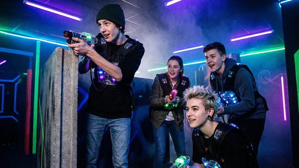 LaserTag Würzburg – Schüler spielen LaserTag in einer neonbeleuchteten Arena