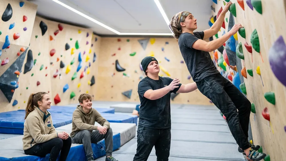 Rock Inn Boulderhalle Würzburg – Schüler klettern an einer bunten Boulderwand