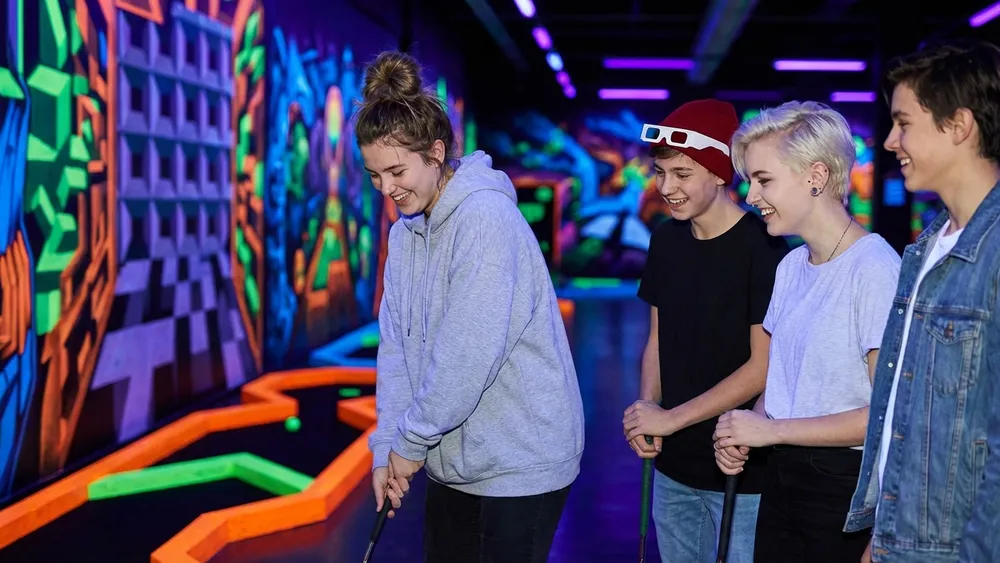 Schwarzlichtfabrik Würzburg – Schüler spielen 3D-Minigolf unter Schwarzlicht