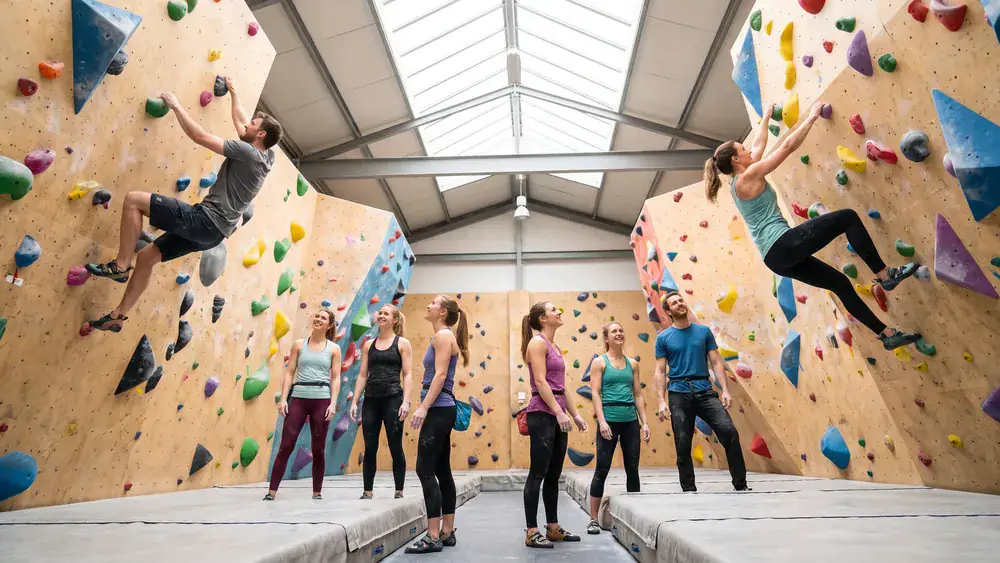 Rock Inn Boulderhalle Würzburg – Kollegen bouldern bei der Weihnachtsfeier in einer modernen Halle in Grombühl