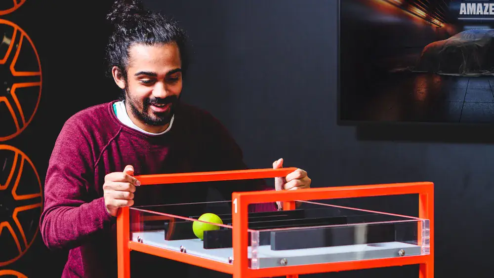 Gamer Gameshow in Düsseldorf – Kollegen spielen begeistert an beleuchteten Spielstationen