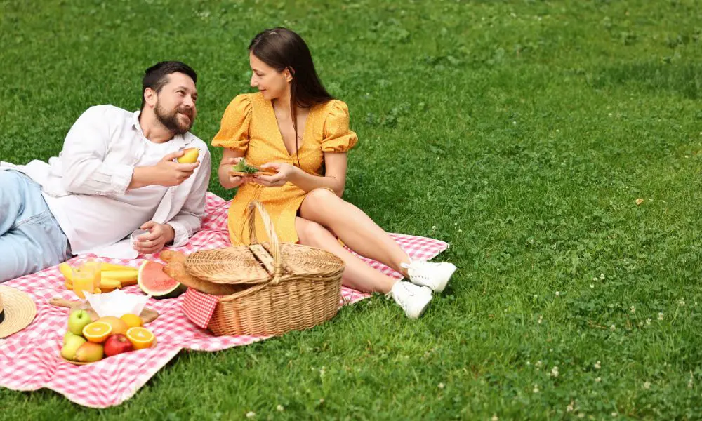 Romantischer Spaziergang und Picknick im Tiergarten
