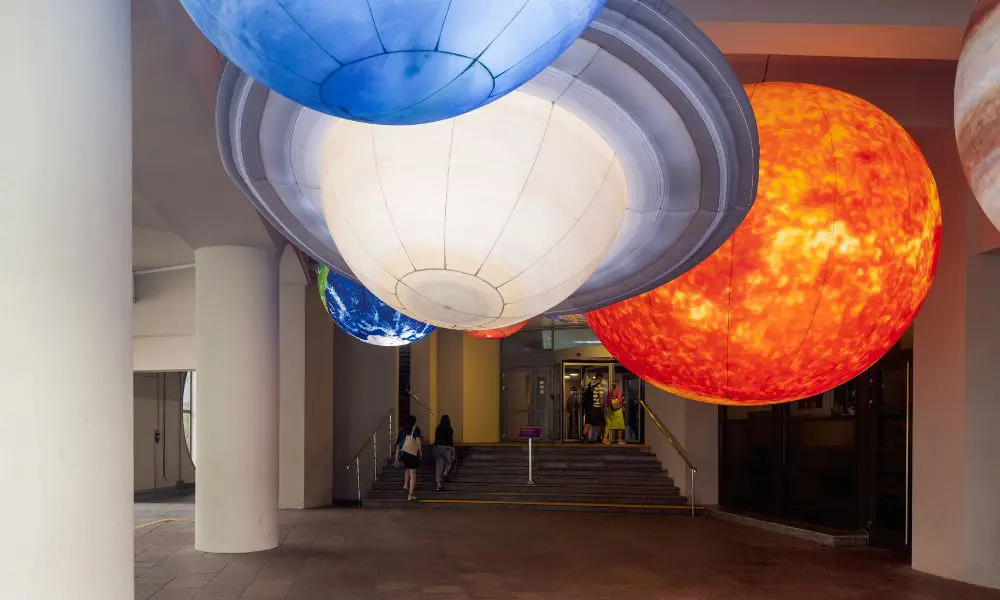 Den Sternen nah: Besuch im Planetarium