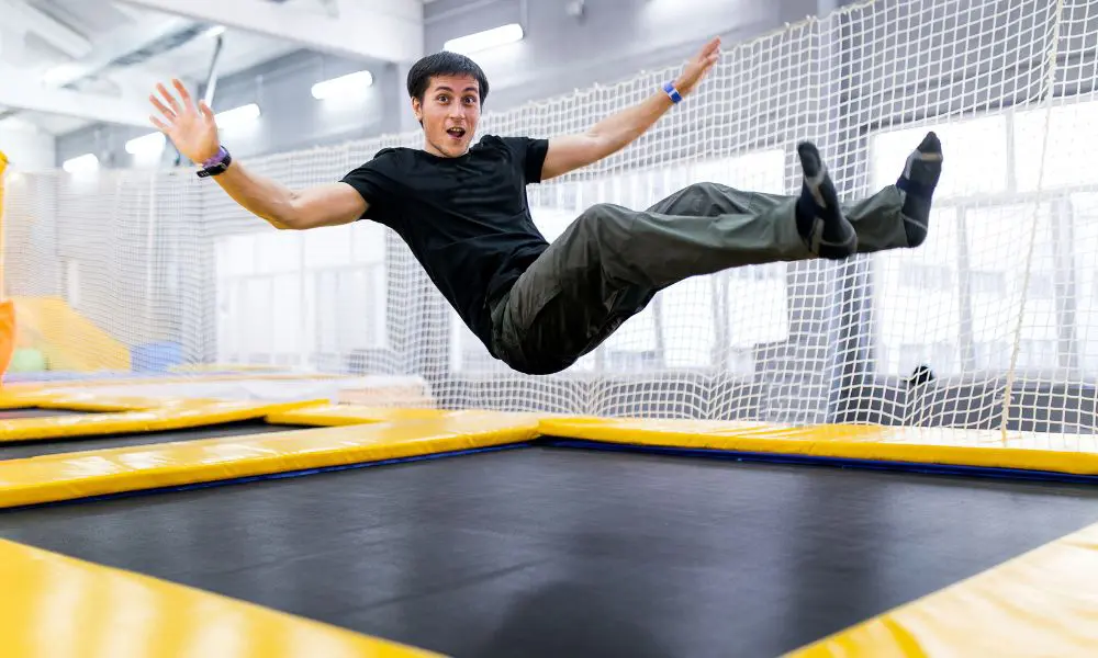 Trampolinhallen: Austoben und Saltos schlagen